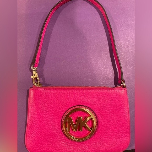 Michael Kors Pebbled Leather
Pink Fulton wristlet - Picture 2 of 7